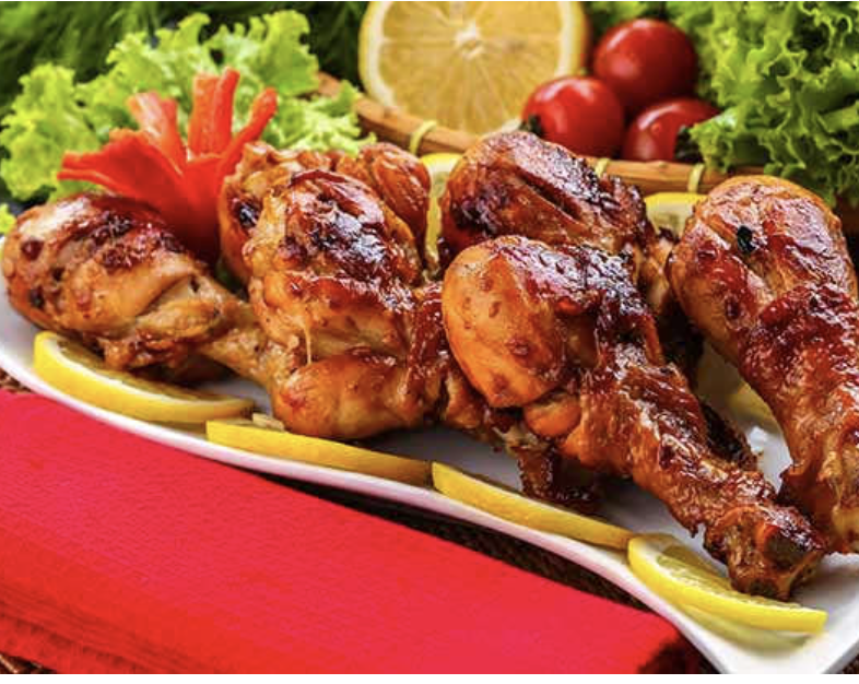 Ayam panggang rempah dengan garnish segar
