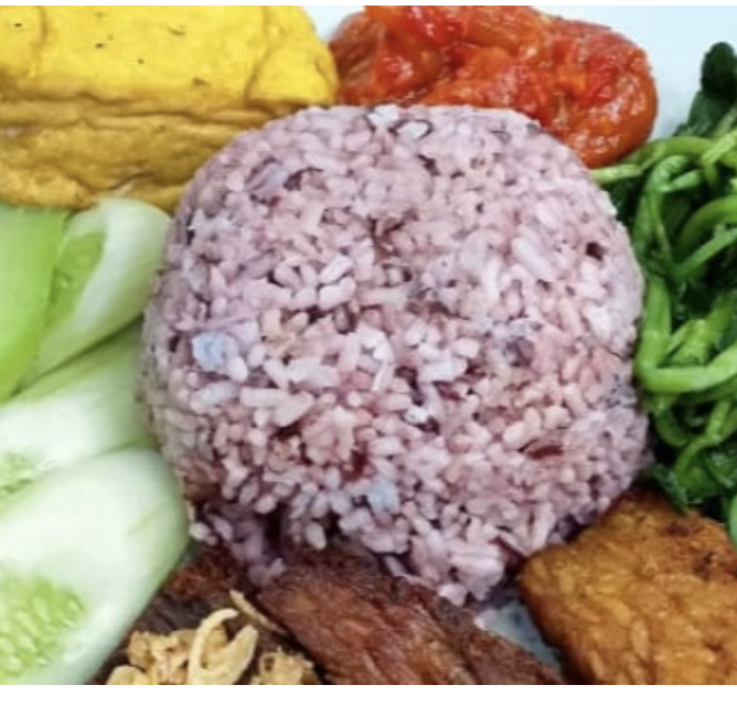 Nasi merah hangat dan sayur bening